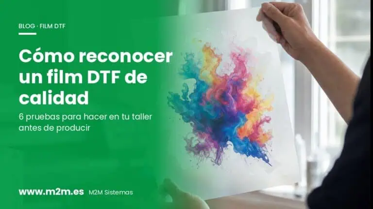 Técnico revisando a contraluz una hoja de film DTF impresa en un taller de personalización textil